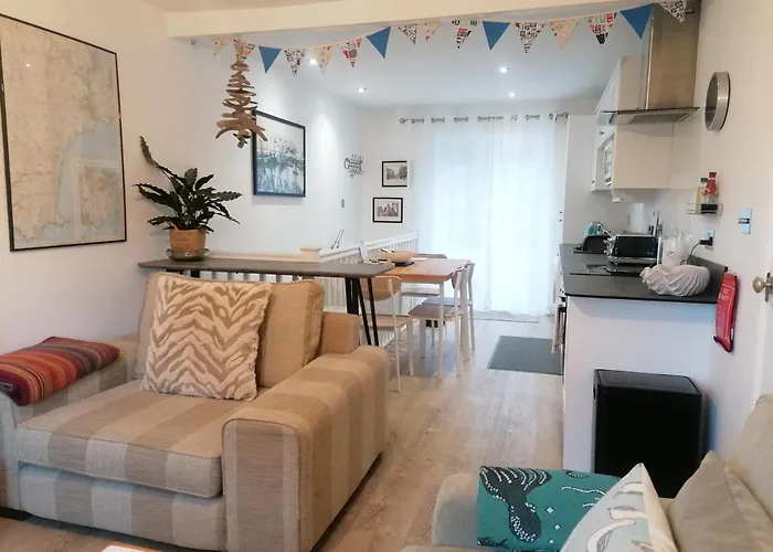 Two Sails Brixham - Spacious Modern Family Seaside Home - Parking - Wood-Burner - Dog Friendly