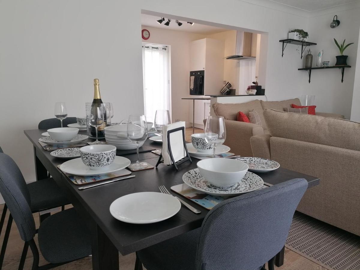 Two Sails - Spacious Modern Family Seaside - Parking - Wood-burner - Dog Friendly